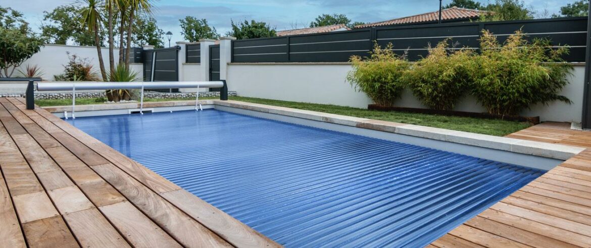 Découvrez en quoi le volet piscine est un investissement judicieux