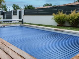 Découvrez en quoi le volet piscine est un investissement judicieux