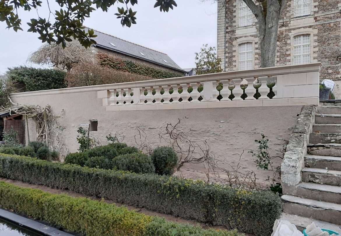 Maître artisan d’art, passeur de savoir et de passion Un maître artisan d'art, héritier de la pierre