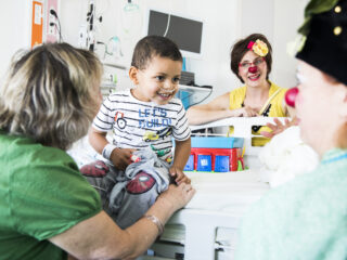 Un clown à l'hôpital pour les enfants malades