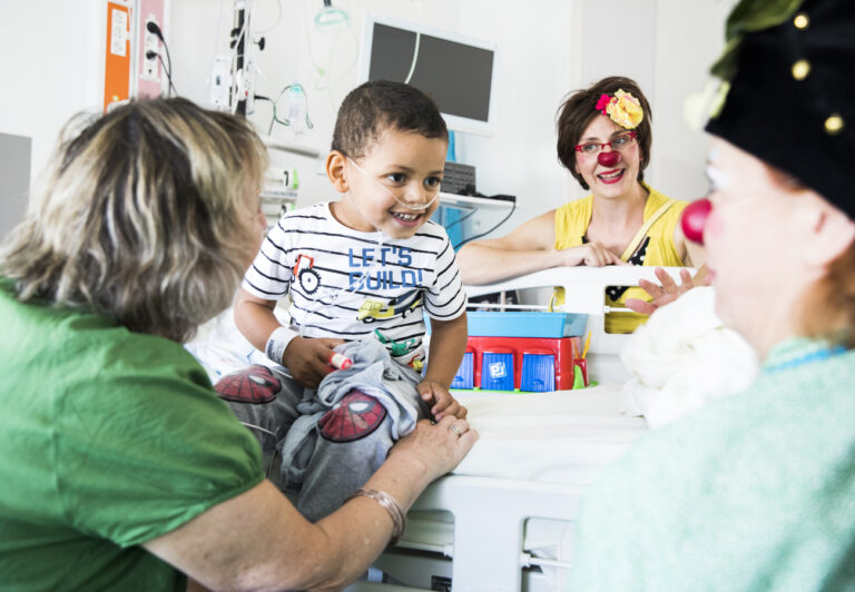 Un clown à l'hôpital pour les enfants malades