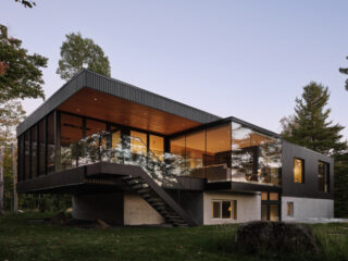 Maison unique entre lac et forêt dans la campagne Laurentienne