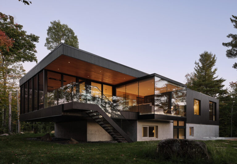 Maison unique entre lac et forêt dans la campagne Laurentienne