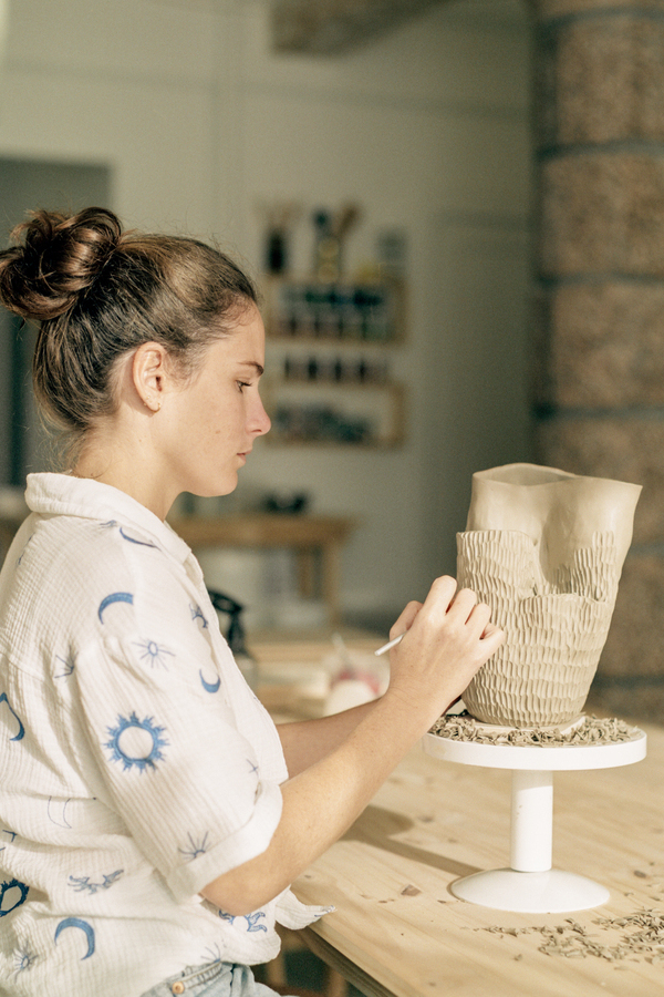 Une céramiste en Bretagne qui sculpte l’océan