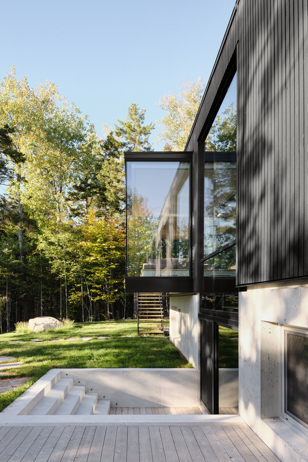 Maison unique entre lac et forêt dans la campagne Laurentienne