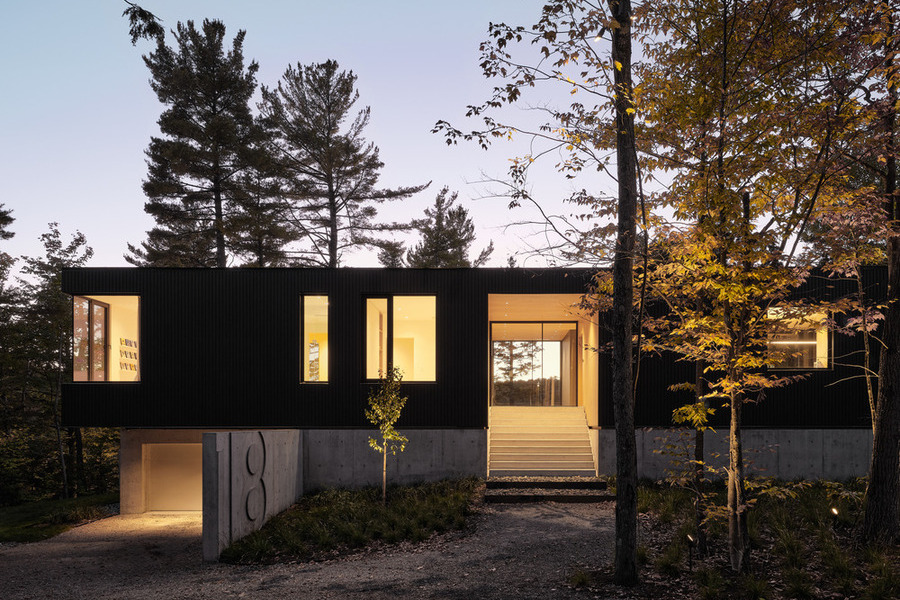 Maison unique entre lac et forêt dans la campagne Laurentienne