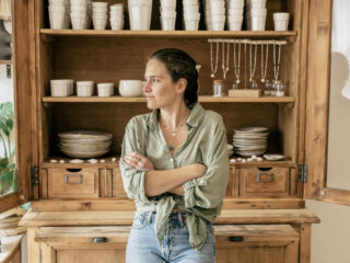 Une céramiste en Bretagne qui sculpte l’océan