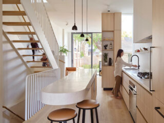 Une extension contemporaine d'une maison victorienne au Canada