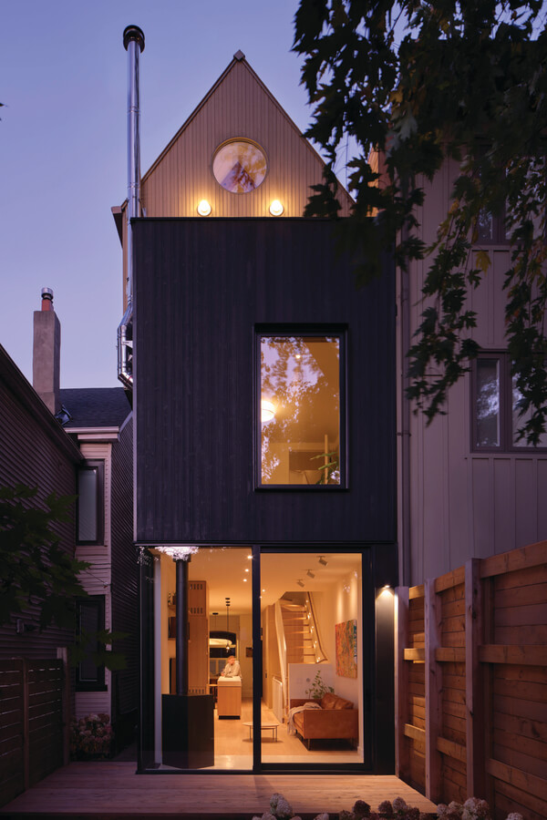 Une extension contemporaine d'une maison victorienne au Canada