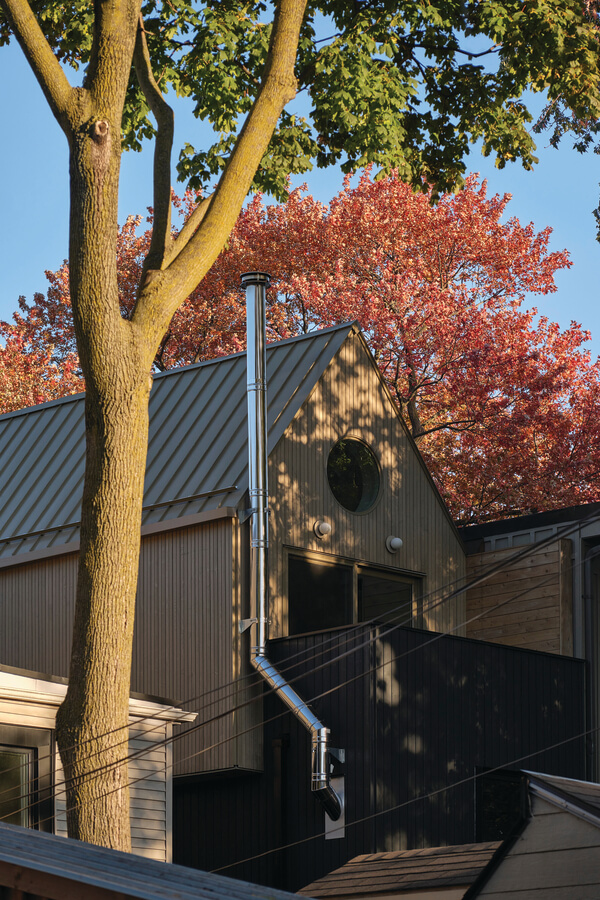 Une extension contemporaine d'une maison victorienne au Canada