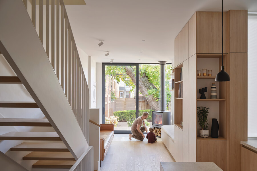 Une extension contemporaine d'une maison victorienne au Canada