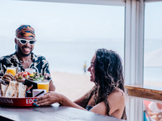 Un restaurant sur la plage aux saveurs réunionnaises