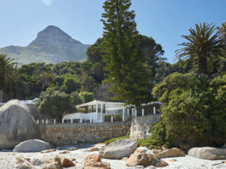 Une maison minimaliste en harmonie avec la nature
