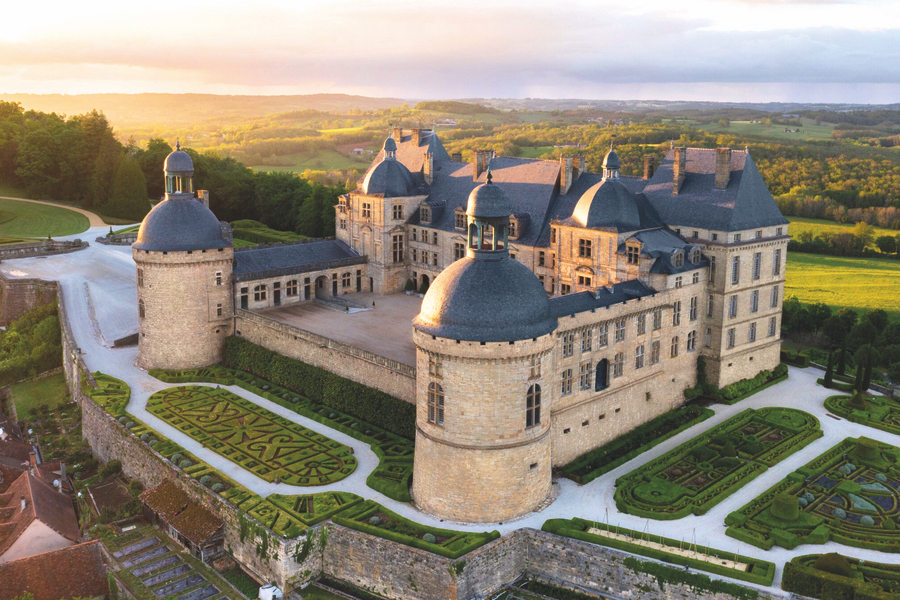 Château de Hautefort : jardins à la française & domaine d’exception
