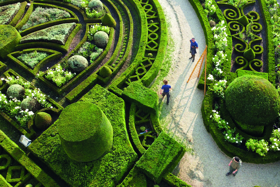 Château de Hautefort : jardins à la française & domaine d’exception