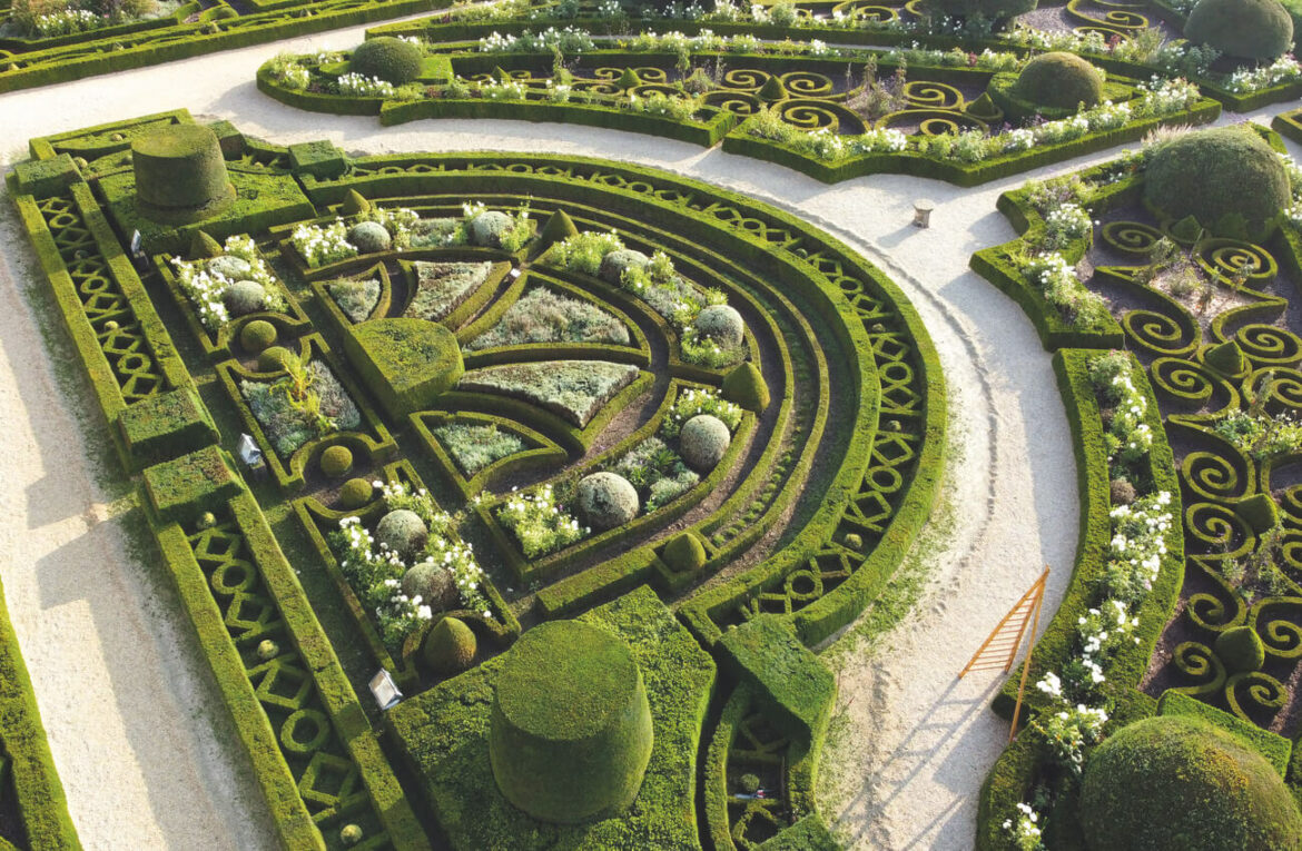 Château de Hautefort : jardins à la française & domaine d’exception Château de Hautefort : jardins à la française & domaine d’exception