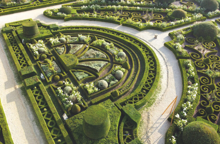 Château de Hautefort : jardins à la française & domaine d’exception