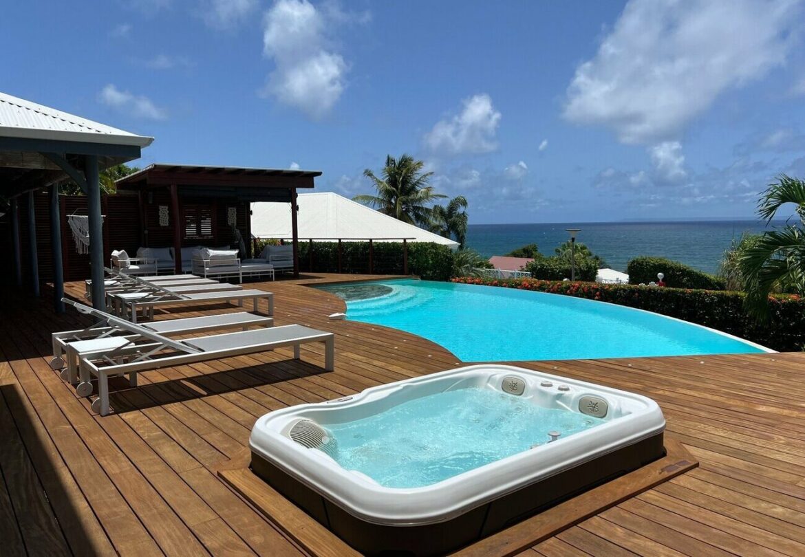 La Villa Zen – Un été en Guadeloupe, une villa de rêve et la mer pour horizon La Villa Zen - Un été en Guadeloupe entre luxe, nature et déconnexion