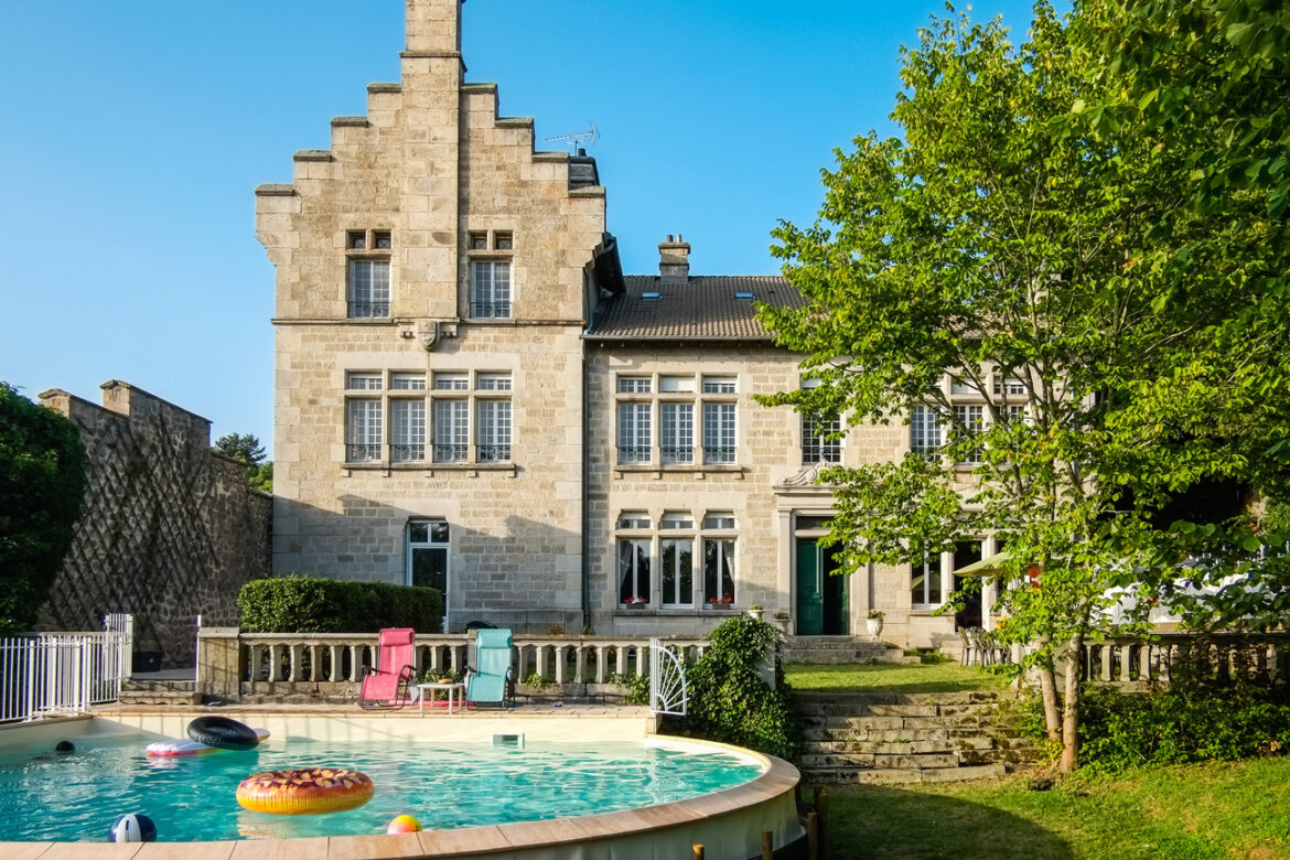 Une grande maison de famille en Auvergne pour toutes vos retrouvailles Votre grande maison de famille en Auvergne vous tend les bras – Château de La Bruyère en Velay