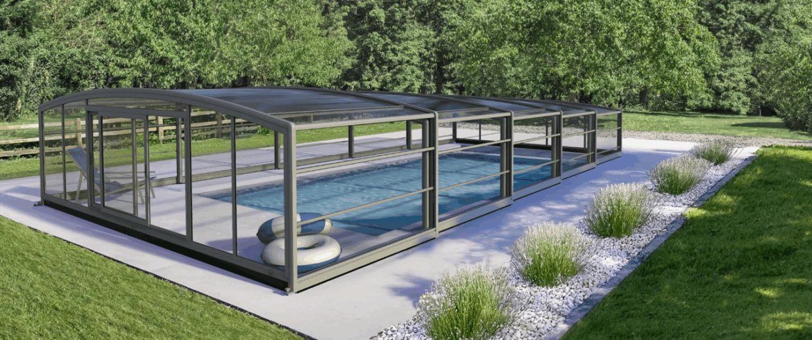 L’abri de piscine mi-haut, l’allié de vos baignades