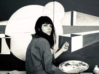 Une artiste plasticienne en équilibre sur un fil