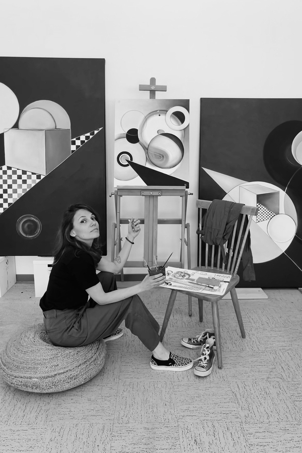 Une artiste plasticienne en équilibre sur un fil