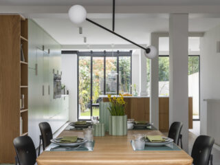 Rénovation d’une maison de ville : lumière, espace et menuiseries sur mesure