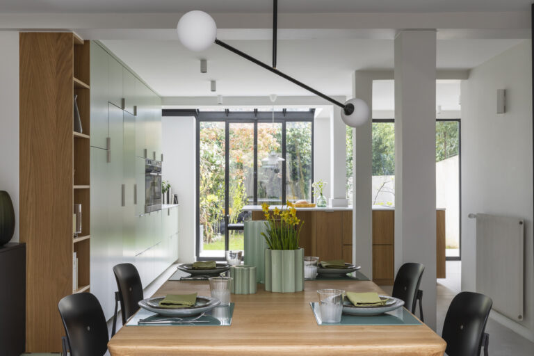 Rénovation d’une maison de ville : lumière, espace et menuiseries sur mesure