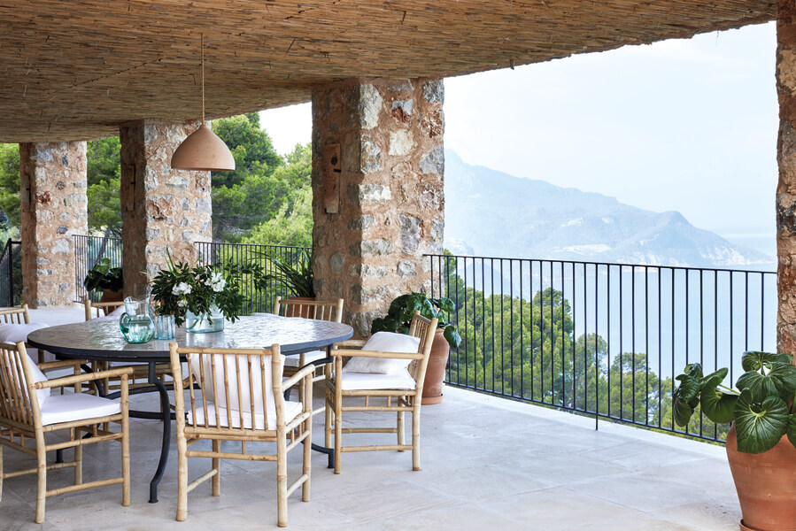 Maison à Majorque : une architecture minérale entre mer et relief