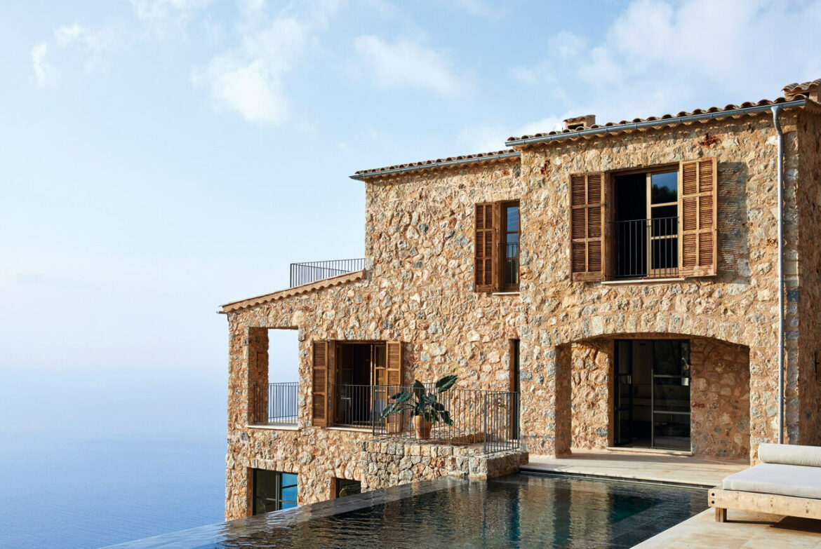 Maison à Majorque : une architecture minérale entre mer et relief