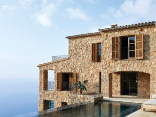 Maison à Majorque : une architecture minérale entre mer et relief
