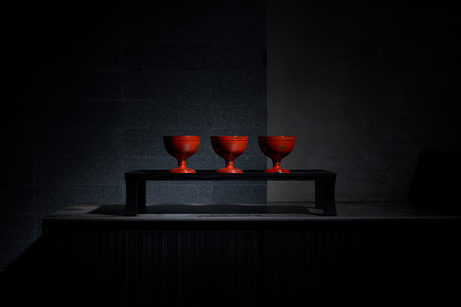 Laque japonaise negoro nuri : l’hommage à Koichi Kosaka chez AREA Paris