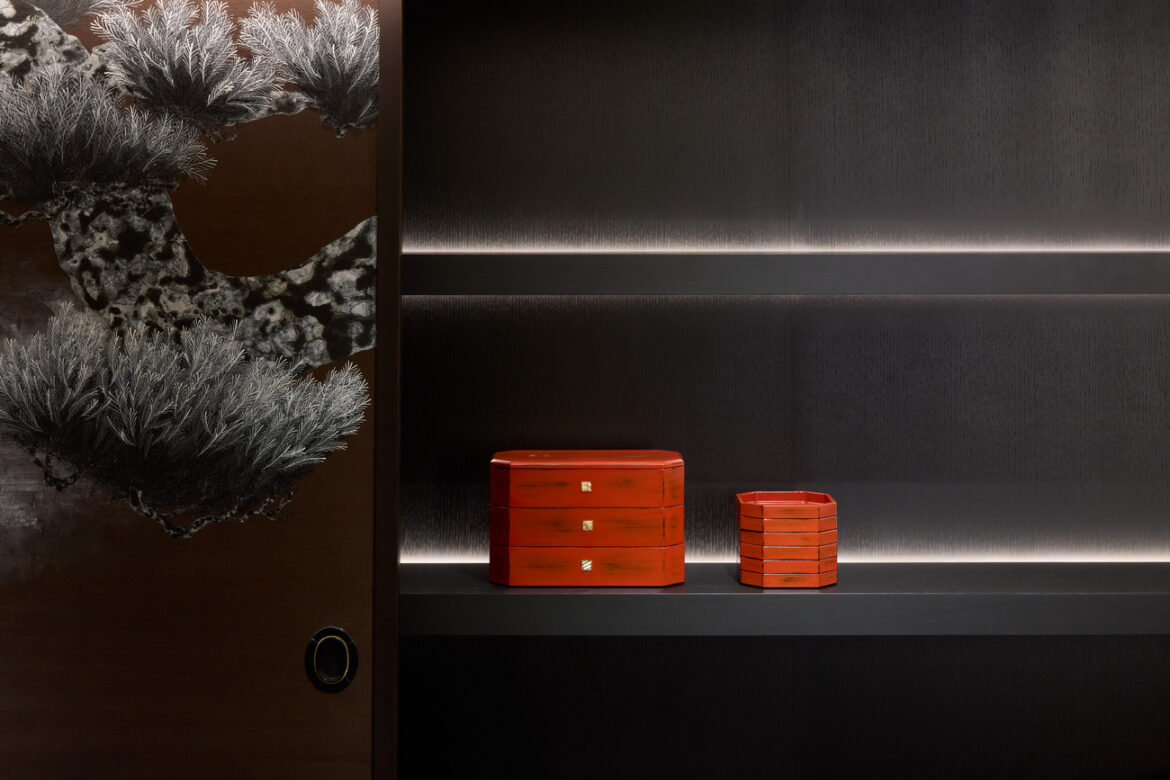 Laque japonaise negoro nuri : l’hommage à Koichi Kosaka chez AREA Paris