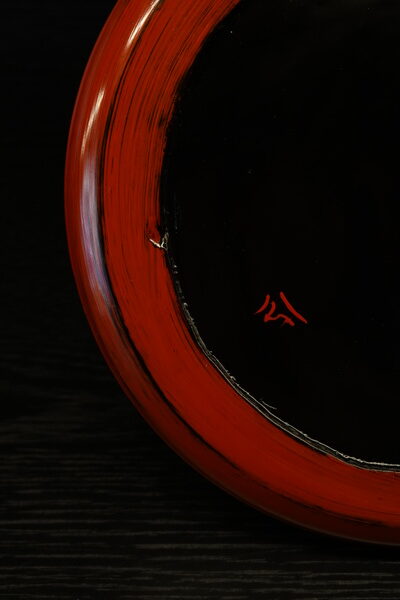 Laque japonaise negoro nuri : l’hommage à Koichi Kosaka chez AREA Paris