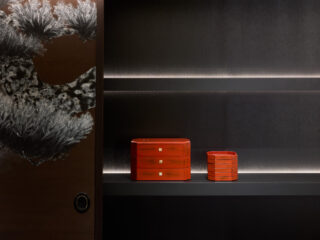 Laque japonaise negoro nuri : l’hommage à Koichi Kosaka chez AREA Paris