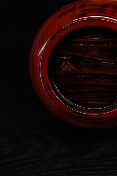 Laque japonaise negoro nuri : l’hommage à Koichi Kosaka chez AREA Paris