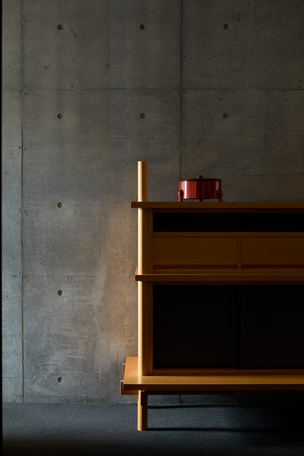 Laque japonaise negoro nuri : l’hommage à Koichi Kosaka chez AREA Paris