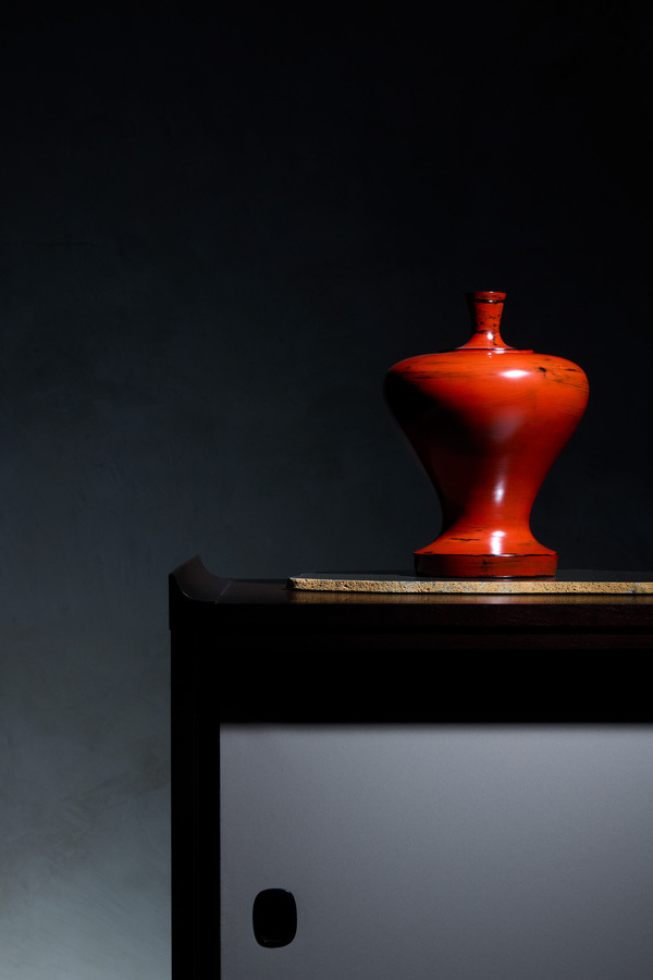 Laque japonaise negoro nuri : l’hommage à Koichi Kosaka chez AREA Paris