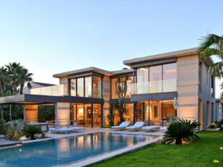 Mobilier design italien : Meridiani sublime une villa contemporaine à Saint-Tropez