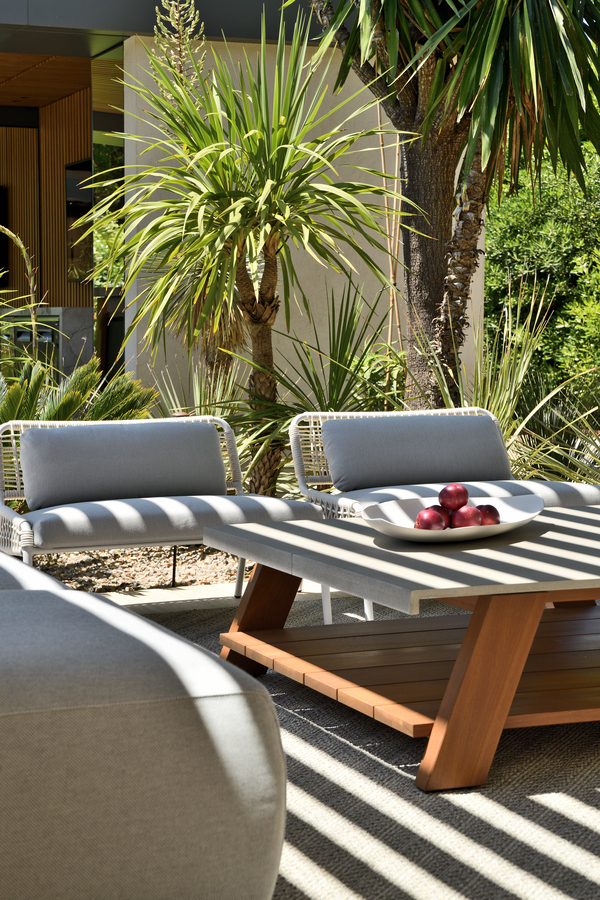 Mobilier design italien : Meridiani sublime une villa contemporaine à Saint-Tropez