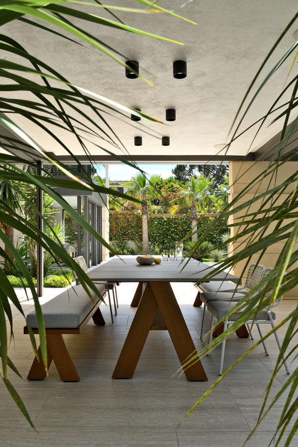 Mobilier design italien : Meridiani sublime une villa contemporaine à Saint-Tropez