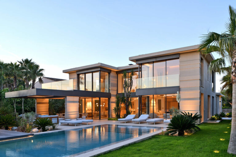 Mobilier design italien : Meridiani sublime une villa contemporaine à Saint-Tropez