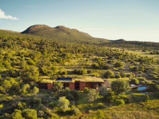 Architecture durable en Afrique du Sud : une maison invisible dans le paysage