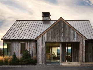 Maison en bois : une architecture naturelle et raffinée au bord d’un lac