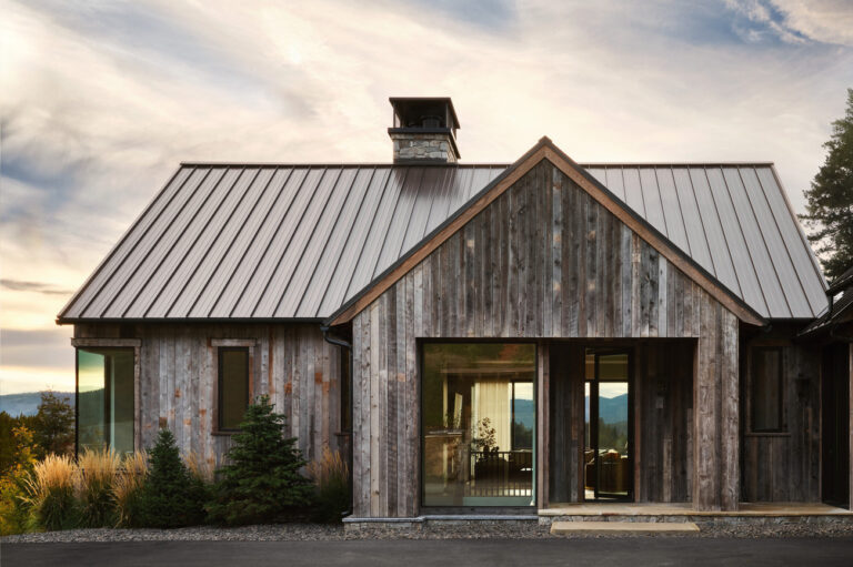 Maison en bois : une architecture naturelle et raffinée au bord d’un lac