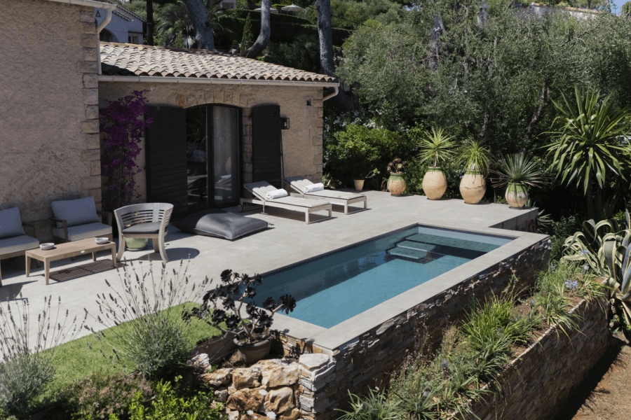 Piscine design : tendances, matériaux et inspirations pour sublimer votre extérieur