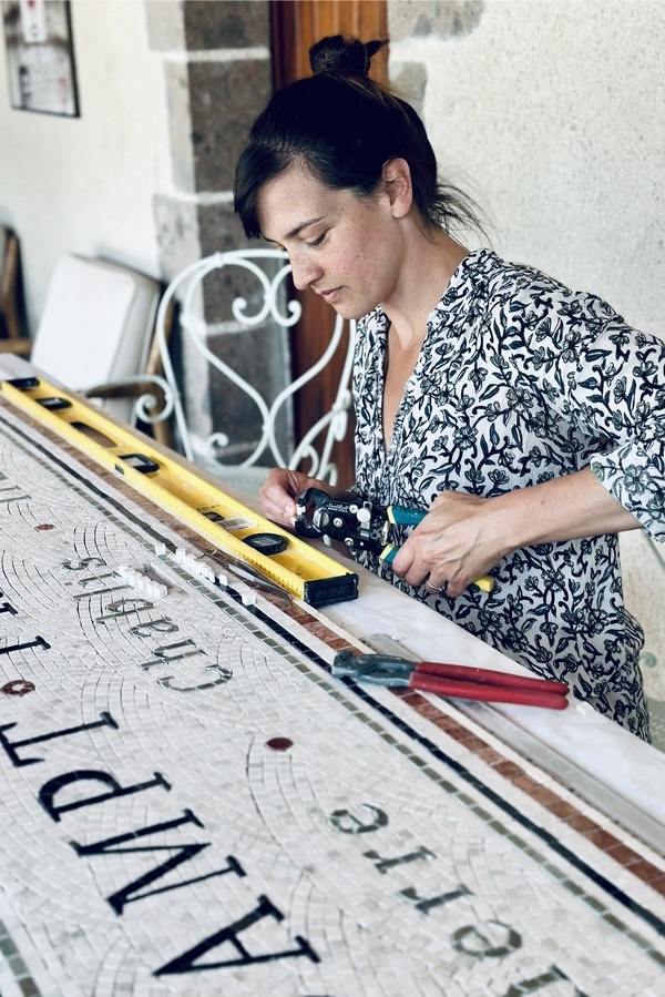 Une mosaïste d'art au service des espaces de restauration et d'hôtellerie – L.D. Mosaïque