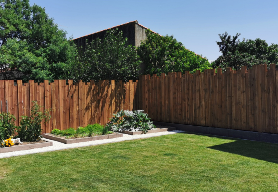 découvrez les critères essentiels pour choisir votre clôture de jardin entre aluminium, bois, PVC ou grillage rigide.
