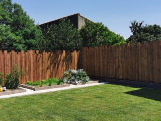 découvrez les critères essentiels pour choisir votre clôture de jardin entre aluminium, bois, PVC ou grillage rigide.